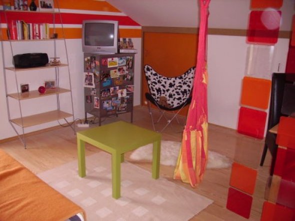 Mein Zimmer mit dem großen Schrank ( das weiß-orange)und den anderen Möbeln, wie Fernsehschrank,etc.