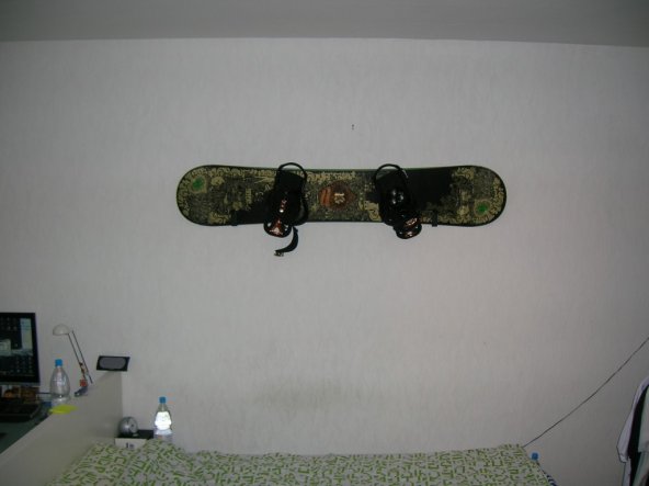 Ich liebe mein Board und deshalb hängts auch überm Bett ;) (ein wenig Farbe auf die doch so leere Wand)