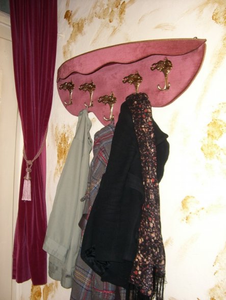 links neben der Haustür hängt die Garderobe, welche ich auf einem Trödelmarkt in Holland zu einem Spottpreis erstanden habe. Die meisten unserer Möbel