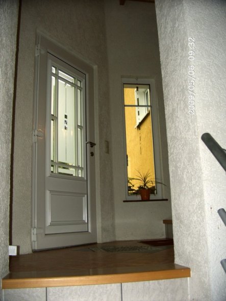 Blick von der unteren Treppe zur Haustüre
