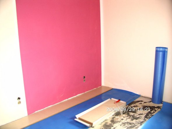 Hier mal ein kleiner Einblick unserer Renovierarbeiten in Nora's Zimmer. Pink und beige an den Wänden. Der Boden ist heller Kork.