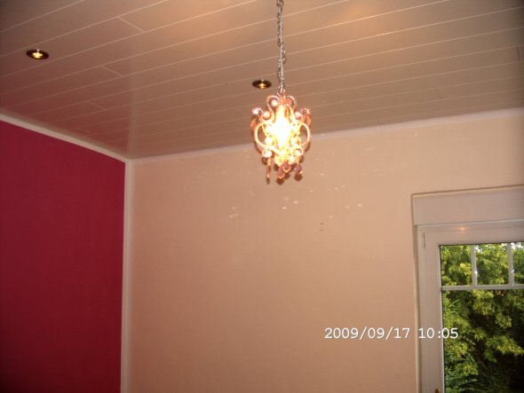 Ein kleiner Einblick in das renovierte Zimmer von Nora. Minikronleuchter, pink und beige Wände.