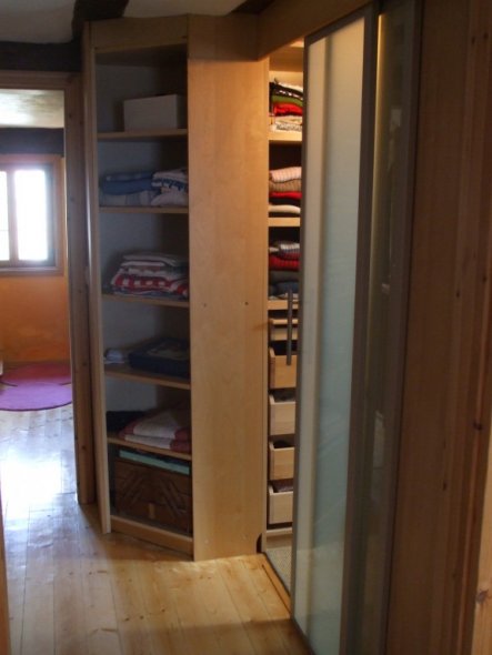 Wohnzimmer 'Durchgangszimmer/begehbarer Kleiderschrank'