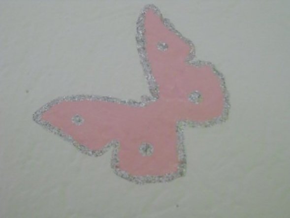 Mama hat Schmetterlinge an die Wand gepinselt. Gar nicht so einfach auf Rauputz...