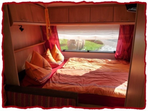 Das Französische Bett befindet sich im vorderen Teil des Wohnwagens. Das schöne ist, man hat einen festen Schlafplatz und muß nicht ständig umbauen.