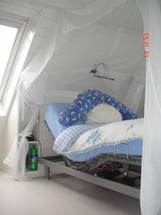Swissflexbett, das Betthaupt mit Ablage dient als Nachttisch ist selbergebaut und passt sich in die Schräge ein. Als Leselicht dient ein LED Bildbeleu