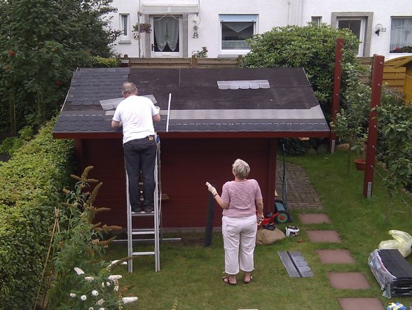 Das Gartenhüttchen bekommt ein anständiges Schindel-Dach...