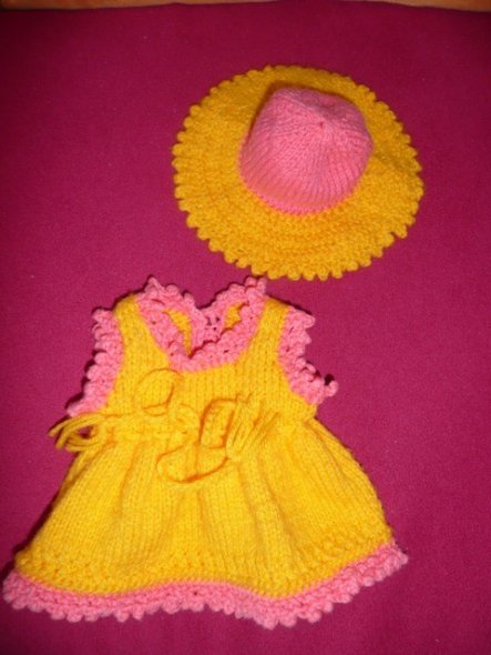 dieses Kleidchen mit Hut sind für Emma ;o), die aber gerade mit ihrer Mama im Kindergarten ist ;o)