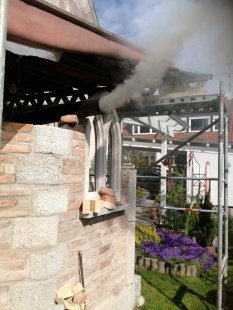 Landhaus 'Gotische Gartenküche mit Holzbackofen im Bau'