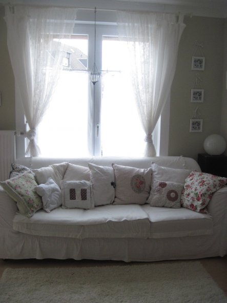 Die Couch war ursprünglich knallrot (bei Ebay für nen Euro ersteigert). Habe den neuen Bezug selbst genäht.