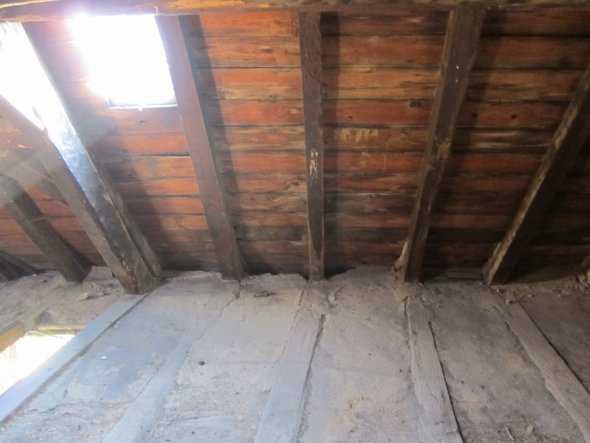 Die Dachluken werden entfernt und durch etwas grössere Schleppgauben ersetzt.