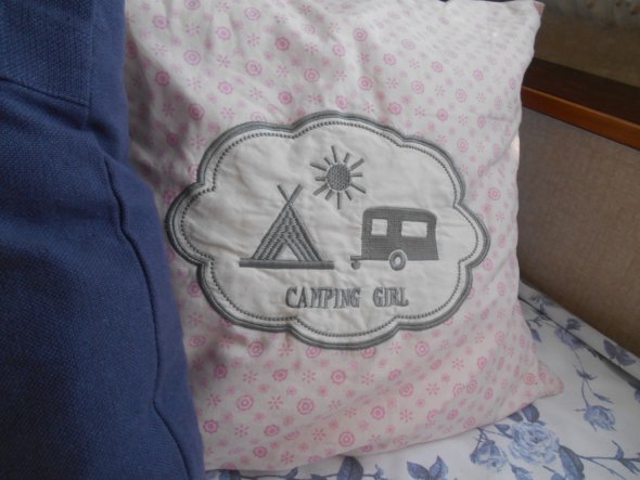 Das Kissen habe ich vor Jahren von meinem Mann geschenkt bekommen, es begleitet mich zu jedem Campingurlaub!