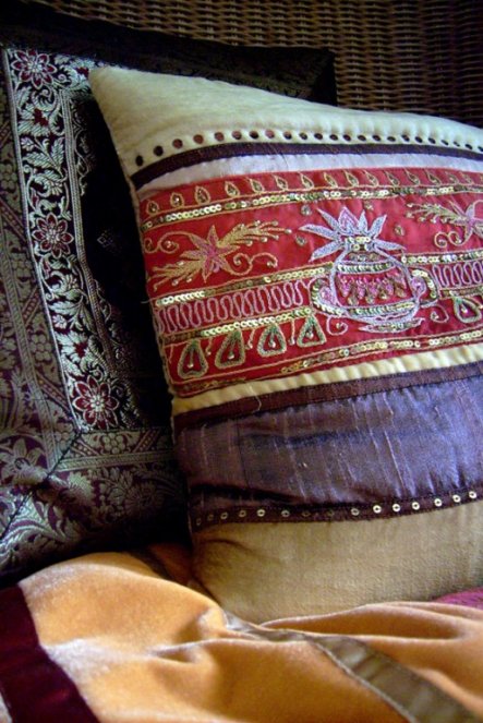 Das vordere Kissen habe ich mit einer alten indischen Sariborte aufgepeppt.