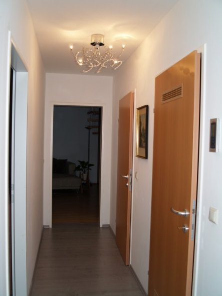 Links: zum Essbereich, Rechts: 1. Tür Haushaltsraum, 2. Tür Gästetoilette